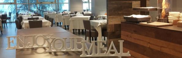 Elegantes Restaurant mit gedeckten Tischen und modernem Dekor.